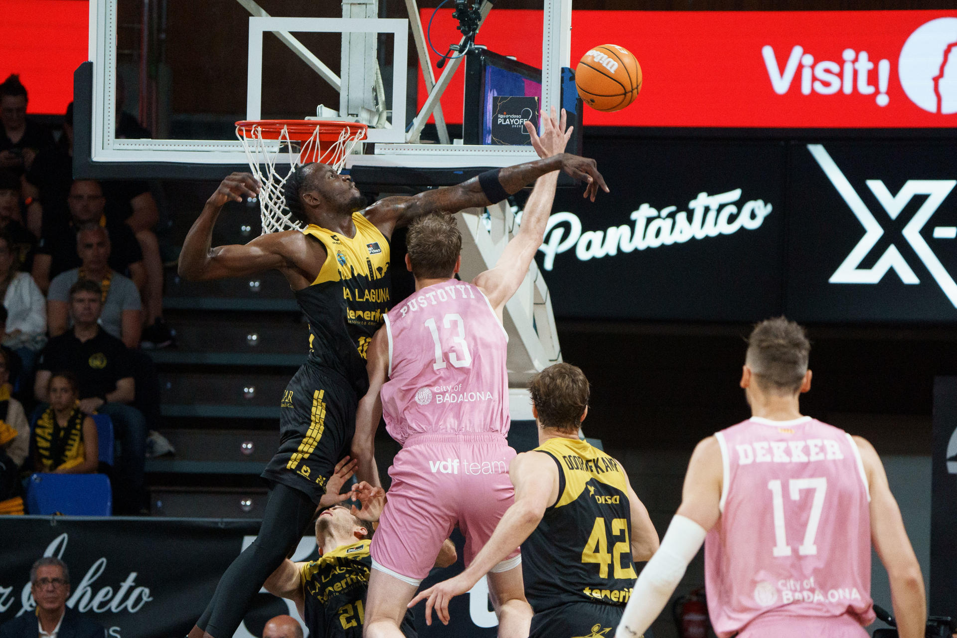 El pívot de La Laguna Tenerife Ibou Badji (i) y el pívot del Joventut Badalona Artem Pustovyi durante el primer partido de la eliminatoria de cuartos de final de la Liga Endesa que se disputó este lunes en el pabellón Santiago Martín de La Laguna (Tenerife) EFE/Ramón de la Rocha
