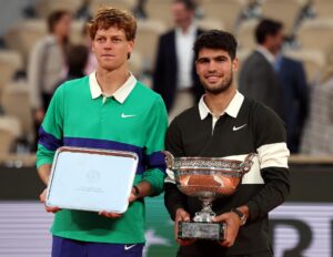 El italiano Jannik Sinner (i) y Carlos Alcaraz, los dos primeros del ránking mundial, posan tras la disputa de la final de Roland Garros que ganó el español. EFE/EPA/MOHAMMED BADRA
