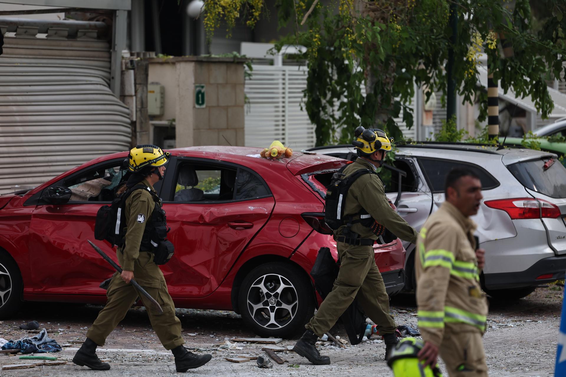 Daños causados por un ataque con misiles iraníes en Ness Ziona, en el sur de Tel Aviv, Israel, el 22 de junio de 2025. EFE/EPA/ATEF SAFADI