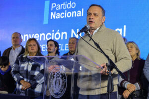 El nuevo presidente del Directorio del Partido Nacional, Álvaro Delagado, habla este sábado, durante la Convención del Partido Nacional en Montevideo (Uruguay). Delgado, exsecretario de la Presidencia de Uruguay y quien fuera candidato en las últimas elecciones del país suramericano, se convirtió en nuevo presidente del directorio del opositor Partido Nacional. EFE/ Gastón Britos