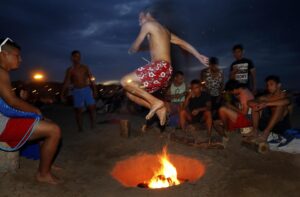 En la imagen de archivo, un joven salta por encima de una hoguera en la playa de la Malvarrosa, en Valencia, durante la celebración de la noche de San Juan. EFE/Kai Försterling