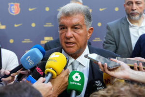 Los presidentes del Athletic Club y el FC Barcelona, Jon Uriarte y Joan Laporta en el estadio de San Mamés en foto de archivo de Luis Tejido. EFE