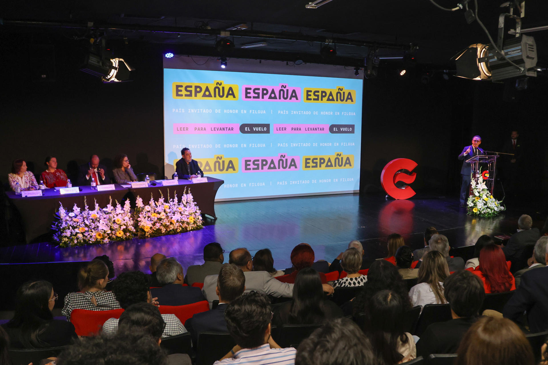Personas participan en la inauguración de la Feria del Libro de Guatemala (Filgua) este lunes, en el Centro Cultural de España en Ciudad de Guatemala (Guatemala). EFE/ Mariano Macz
