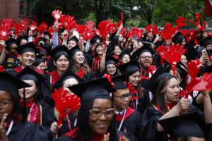 CAMBRIDGE (United States), 29/05/2025.- Estudiantes de la Universidad de Harvard celebran su graduación. EFE/EPA/CJ GUNTHER