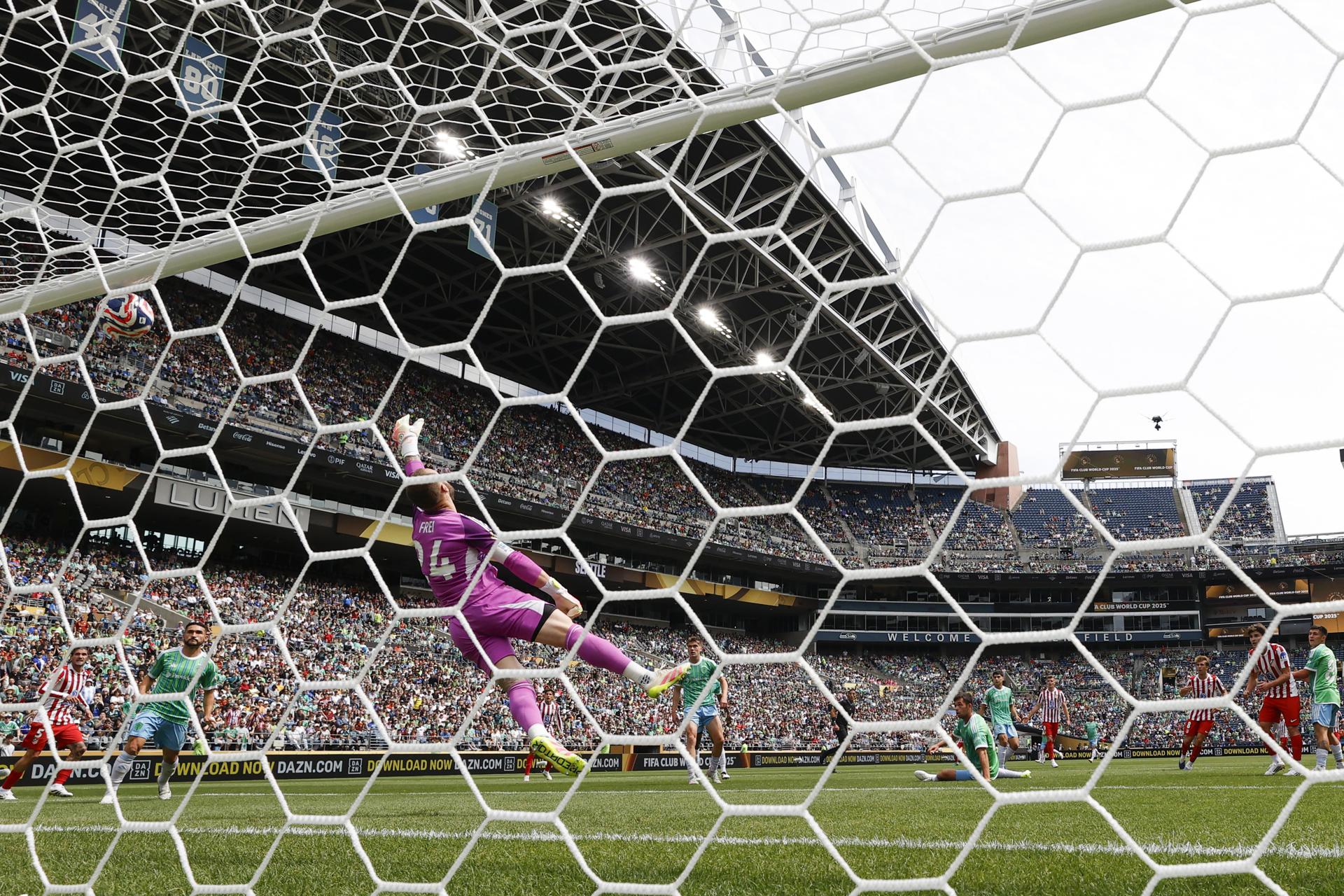 Pablo Barrios (3-d) marca un gol ante el arquero del Seattle Sounders Stefan Frei (c) en el Lumen Field en Seattle. EFE/EPA/JOHN G. MABANGLO