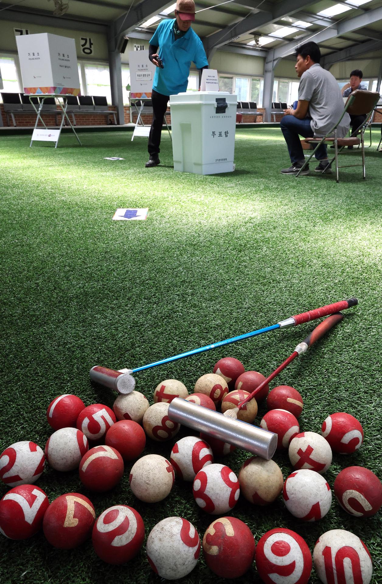 Un hombre deposita su voto en una mesa electoral instalada en una cancha de "gateball" utilizada para las elecciones presidenciales en Sejong, Corea del Sur, 3 de junio de 2025. EFE/EPA/YONHAP SOUTH KOREA OUT
