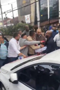 Captura de video tomado de redes sociales donde se ve al político colombiano Miguel Uribe Turbay (c), uno de los aspirantes presidenciales del partido uribista Centro Democrático, herido durante un atentado este sábado, en Bogotá (Colombia). EFE/ Rastreo de Redes