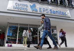 Fotografía de archivo de personas que caminan frente a un centro médico de la EPS Sanitas en Bogotá (Colombia). EFE/Mauricio Dueñas Castañeda