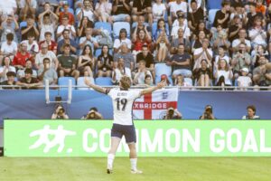 El jugador de Inglaterra Harvey Elliott celebra el 2-1 durante el partido del Europeo sub-21 que han jugado Inglaterra y Países Bajos en Bratislava, Eslovaquia. EFE/EPA/JOZEF JAKUBCO