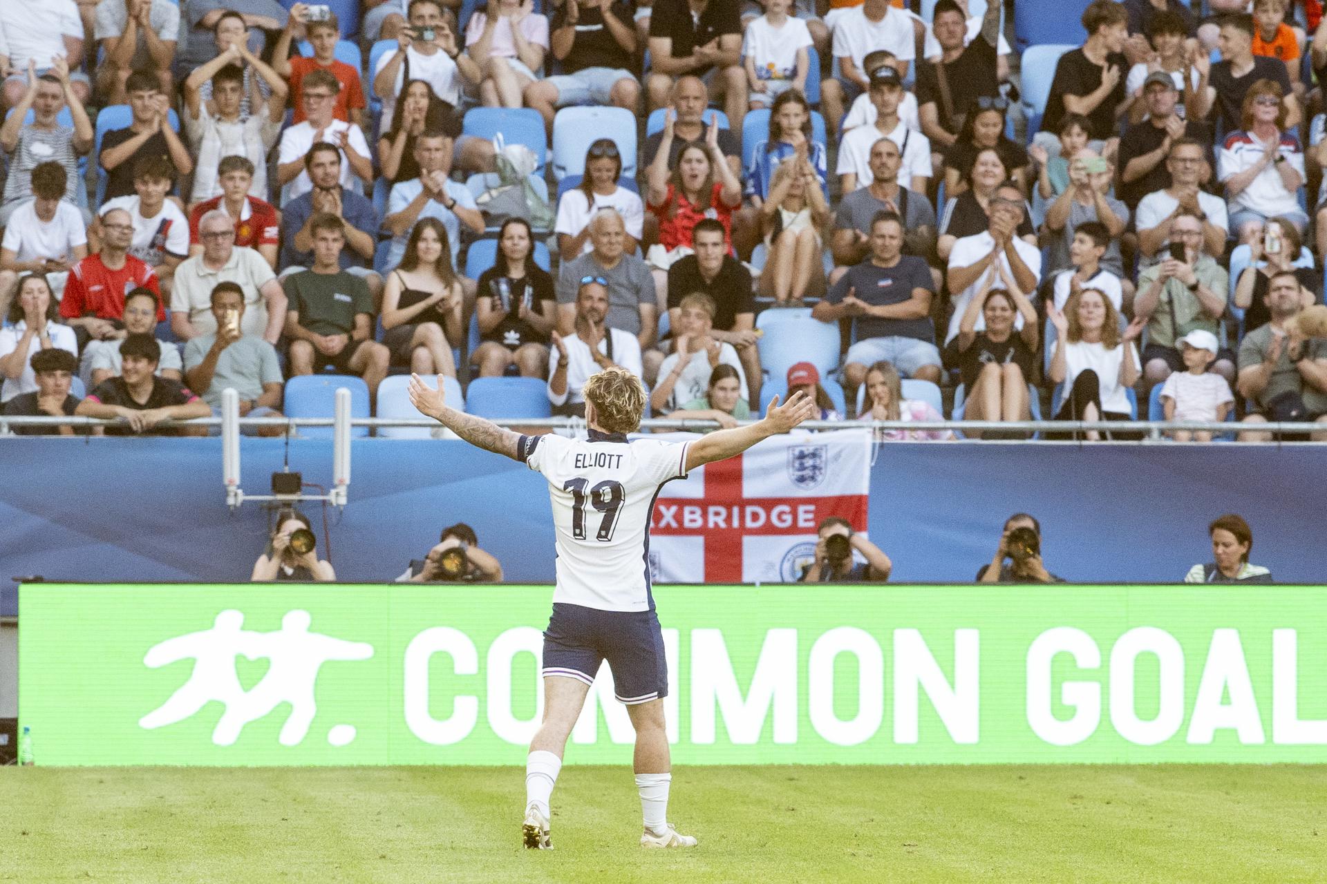 El jugador de Inglaterra Harvey Elliott celebra el 2-1 durante el partido del Europeo sub-21 que han jugado Inglaterra y Países Bajos en Bratislava, Eslovaquia. EFE/EPA/JOZEF JAKUBCO