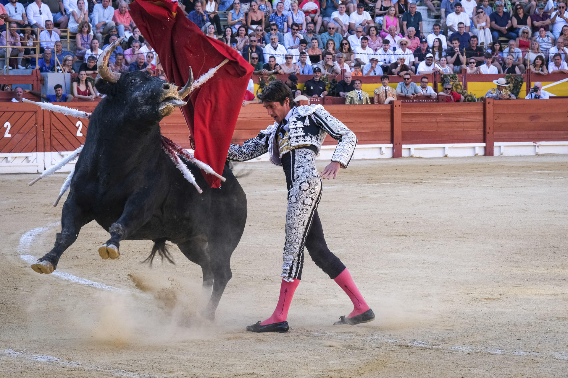 El diestro Sebastián Castella da un pase con la muleta este martes, durante la corrida de Hogueras celebrada este martes en la plaza de toros de Alicante. EFE/ Pablo Miranzo