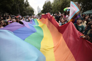 Personas participan en una marcha por el Día Internacional del Orgullo LGTBI este sábado, en Ciudad de México (México). EFE/ José Méndez