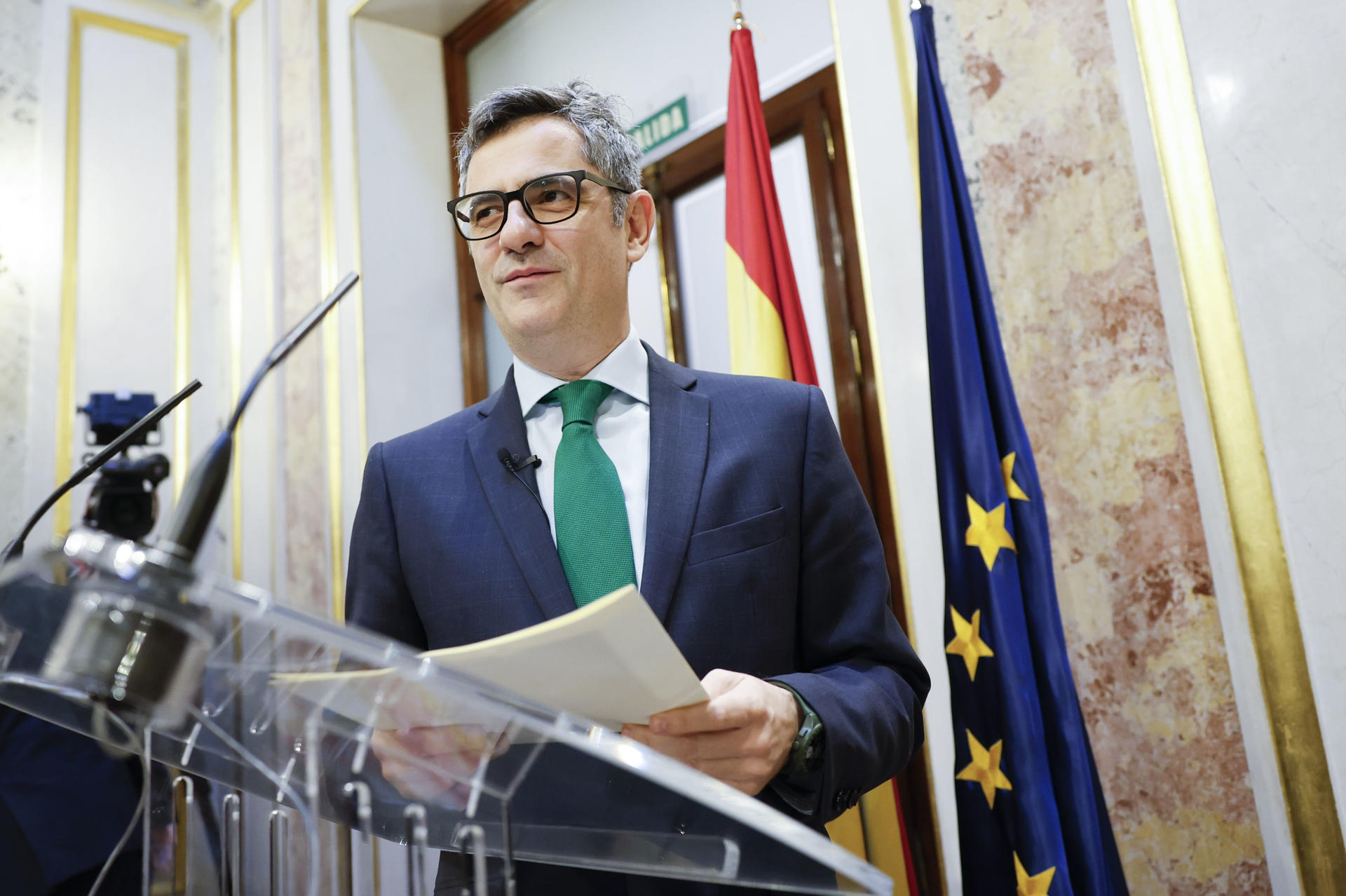 El ministro de la Presidencia, Justicia y Relaciones con las Cortes, Félix Bolaños durante una rueda de prensa tras el pleno celebrado, este jueves, en el Congreso de los diputados. EFE/Mariscal
