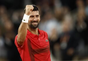 El serbio Novak Djokovic durante su partido de cuartos de final de Roland Garros ante el alemán Alexander Zverev. EFE/EPA/YOAN VALAT