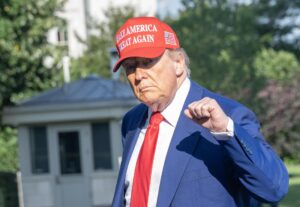 El presidente de Estados Unidos, Donald Trump, fue captado este sábado, 21 de junio, a la salida de la Casa Blanca, en Washington DC (EE.UU.) EFE/Ron Sachs/Pool