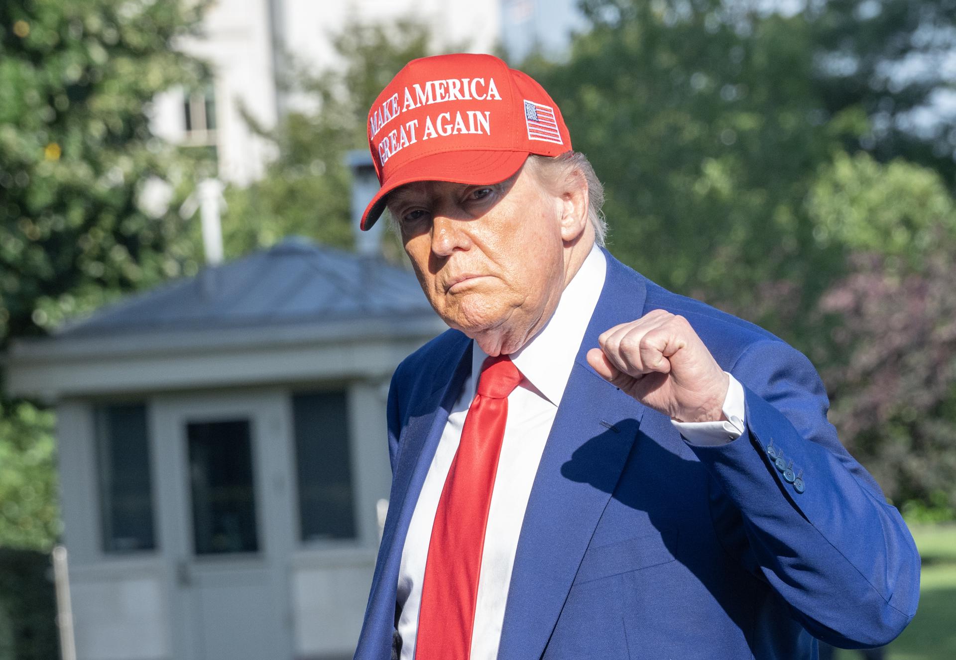 El presidente de Estados Unidos, Donald Trump, fue captado este sábado, 21 de junio, a la salida de la Casa Blanca, en Washington DC (EE.UU.) EFE/Ron Sachs/Pool