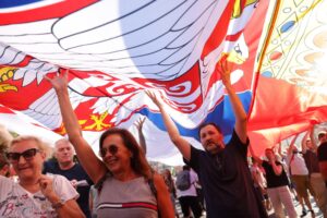 Cientos de miles de personas, convocadas por el movimiento estudiantil, se manifestaron este sábado en Belgrado para exigir elecciones anticipadas en Serbia, tras siete meses de protestas contra el régimen de Aleksandar Vucic, al que consideran autocrático y corrupto. EFE/EPA/ANDREJ CUKIC