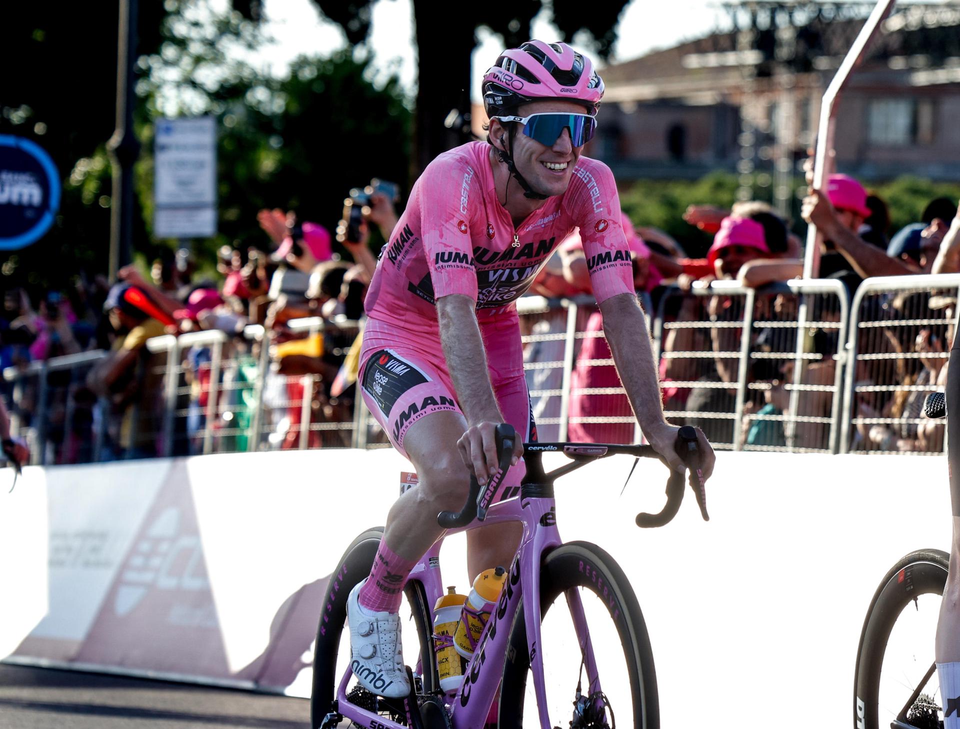 El ciclista británico Simon Philip Yates, del equipo Visma | Lease a Bike.en la última etapa del Giro. EFE/EPA/GIUSEPPE LAMI