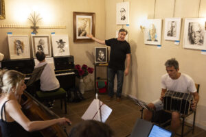 El músico argentino Leonardo Pastore (c) homenajeará a Carlos Gardel el próximo 30 de junio en el Teatre Goya coincidiendo con el centenario de su primera actuación en Barcelona, en un espectáculo en el que sonarán los arreglos originales para las grabaciones del cantante de tangos en Nueva York y una guitarra que le perteneció. EFE/Marta Pérez