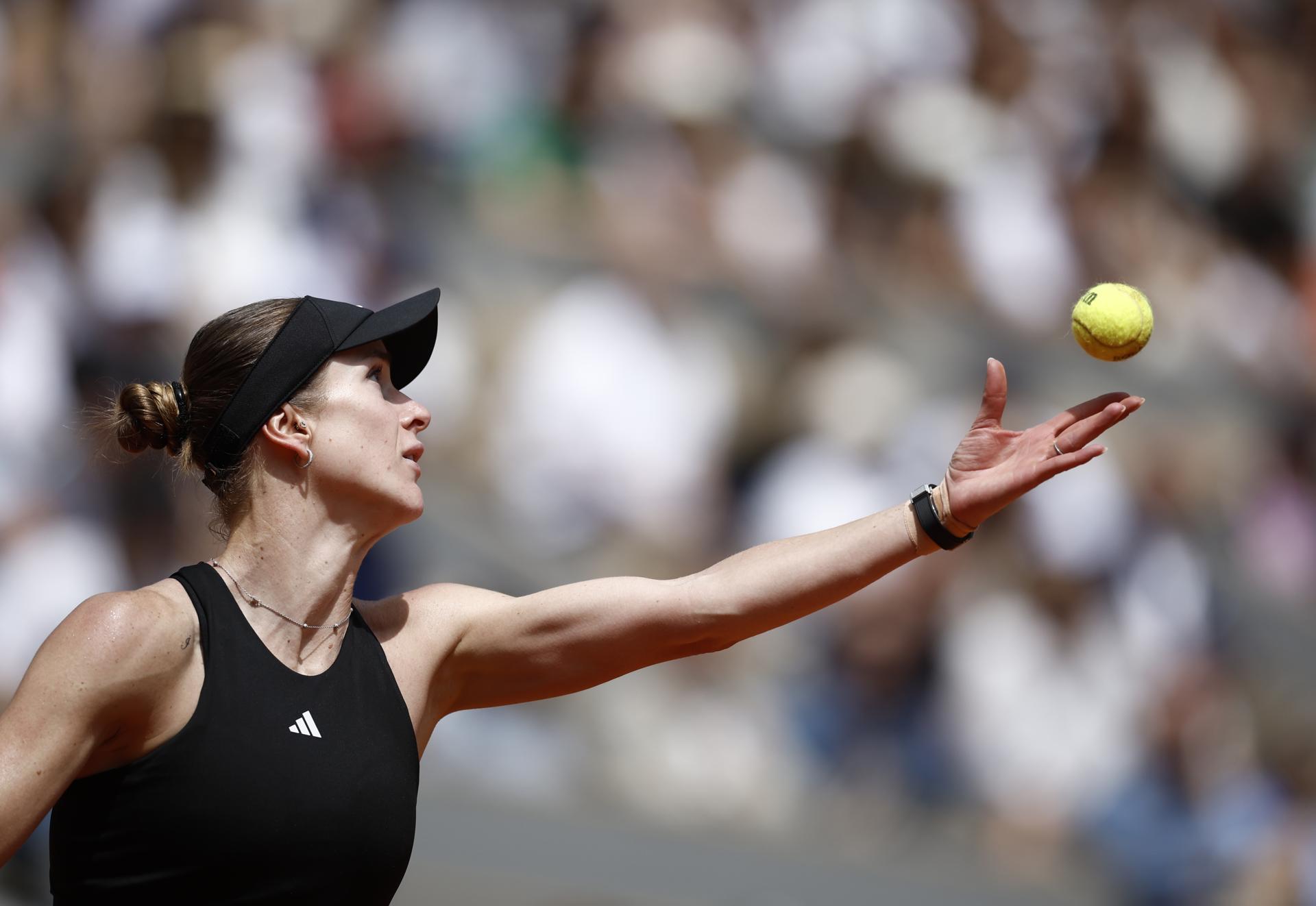 La tenista ucraniana Elina Svitolina en el partido de la cuarta ronda femenina contra la italiana Jasmine Paolini en el Roland Garros en París, Francia. EFE/EPA/YOAN VALAT