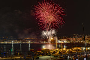 Espectáculo pirotécnico en la noche de San Juan, una de las festividades de mayor tradición en Melilla, que ha congregado a última hora de este lunes a miles de personas en la playa para disfrutar de la noche más corta del año. EFE/Jose Manuel Giner