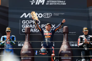 El ganador, el piloto turco Denis Öncü (d), del equipo Red Bull KTM Ajo, el segundo clasificado, el brasileño Diogo Moreira (i), de Italtrans Racing Team, y el tercer clasificado, el piloto belga Barry Baltus, del equipo Fantic Racing LINO SONEGO, en el podio de la carrera de Moto2 del Gran Premio de Aragón de MotoGP en el circuito Motorland de Alcañiz. EFE/Javier Cebollada