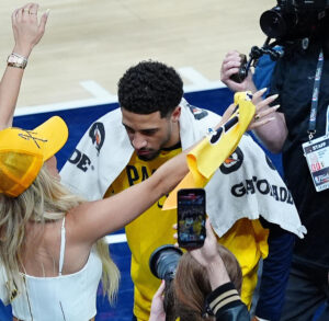 El base y máxima figura de los Indiana Pacers, Tyrese Haliburton, ya sentía el 19 de junio el peso de una lesión que este domingo le impidió mantenerse en pista para disputar el séptimo juego de las Finales de la NBA, que ganaron los Thunder en Olkahoma. EFE/EPA/BRIAN SPURLOCK