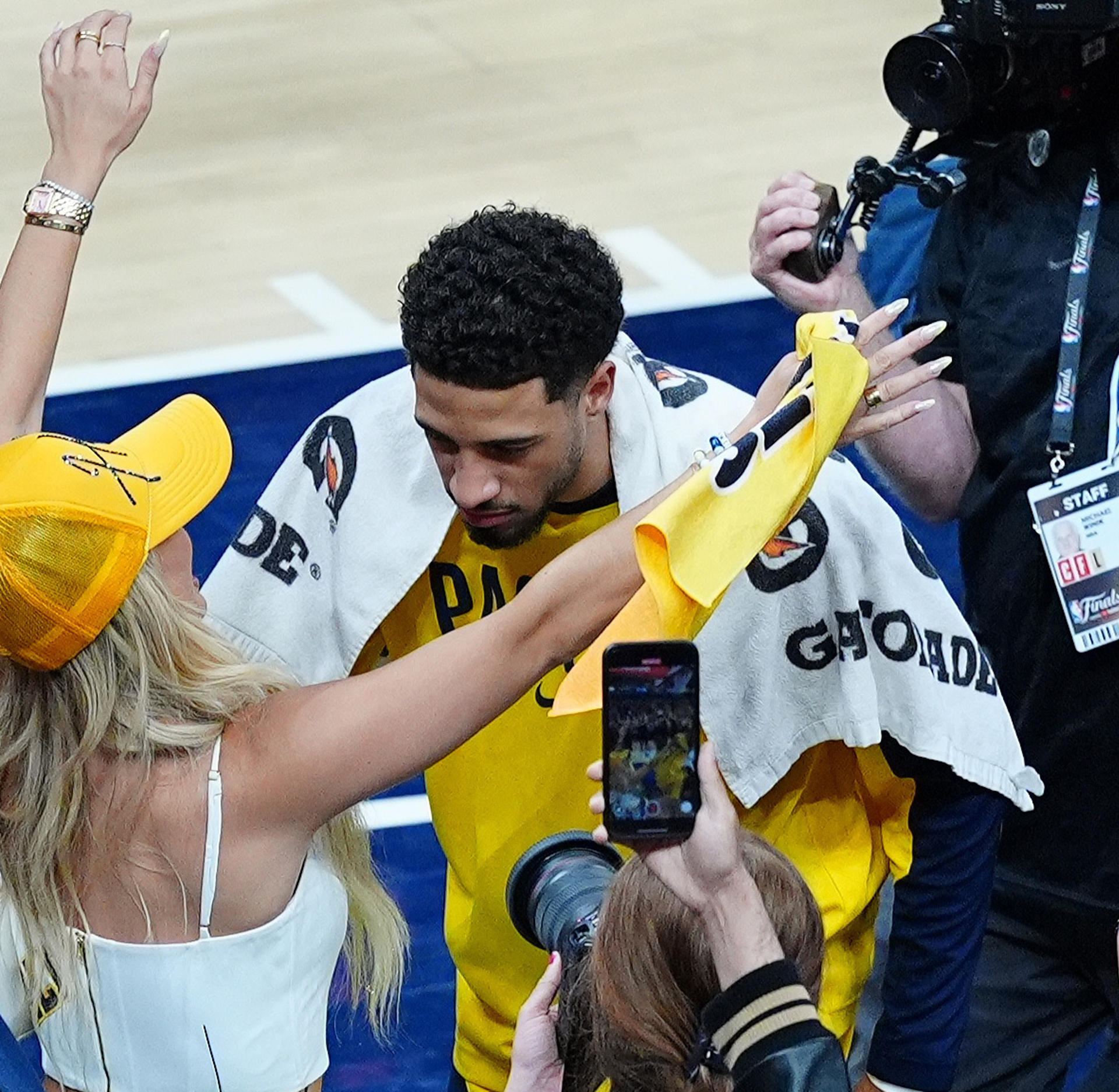 El base y máxima figura de los Indiana Pacers, Tyrese Haliburton, ya sentía el 19 de junio el peso de una lesión que este domingo le impidió mantenerse en pista para disputar el séptimo juego de las Finales de la NBA, que ganaron los Thunder en Olkahoma. EFE/EPA/BRIAN SPURLOCK