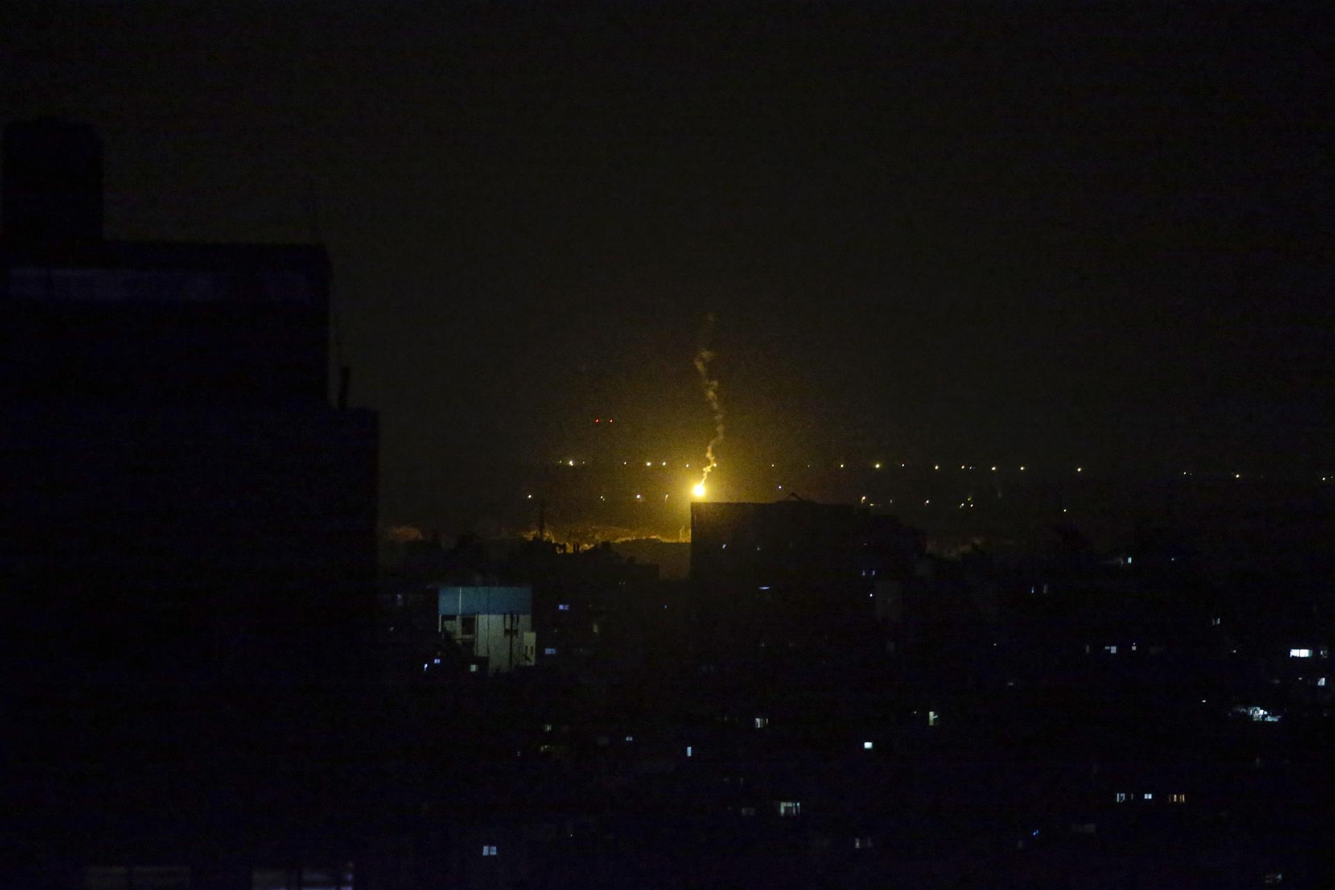 Misiles iraníes atraviesan el espacio aéreo de la Franja de Gaza antes de impactar objetivos dentro de Israel. EFE/Mohammed Saber