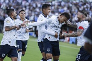 El colombiano Nelson Deossa (2-d) es felicitado por sus compañeros del Monterrey luego de anotar un gol ante el Urawa Red Diamonds en Pasadena, California. EFE/EPA/CAROLINE BREHMAN