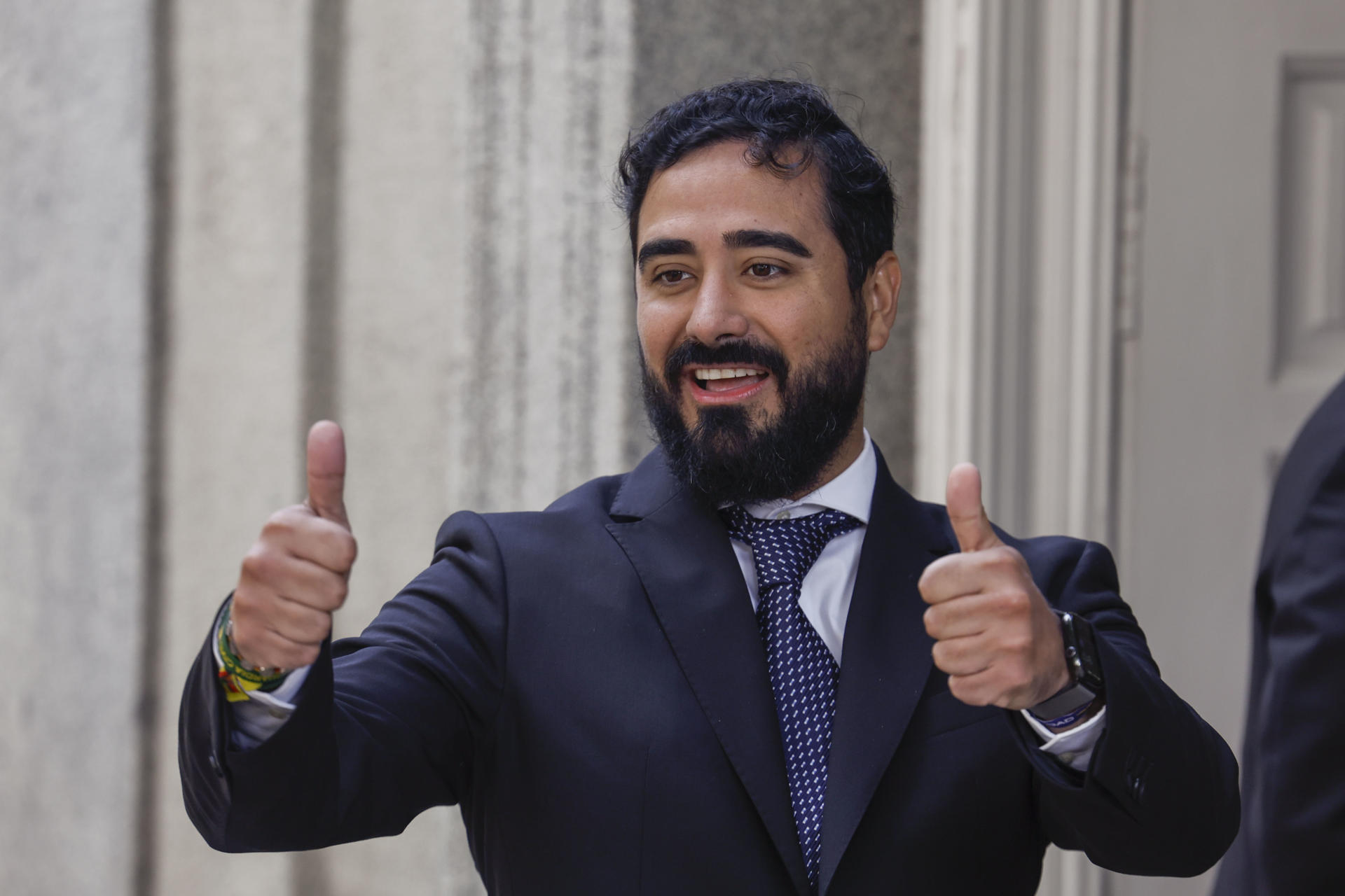 El eurodiputado Luis Pérez Fernández, conocido como Alvise, a su llegada al Tribunal Supremo donde este viernes presta declaración en la causa abierta por la difusión de una prueba falsa de covid del exministro de Sanidad y presidente de la Generalitat catalana, Salvador Illa, en 2021. EFE/Javier Lizón