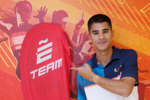 Mohamed Attaoui ha irrumpido por la puerta grande del atletismo español en el último año, siendo subcampeón europeo de 800 en 2024 y también finalista en los Juegos Olímpicos de París. Tras lograr su mejor marca personal este mes de junio en los 1.500 metros en Estocolmo, atiende a EFE antes de disputar el Europeo de naciones de Madrid, para el que considera que España tiene "un equipazo para hacer historia". EFE/Sergio Pérez