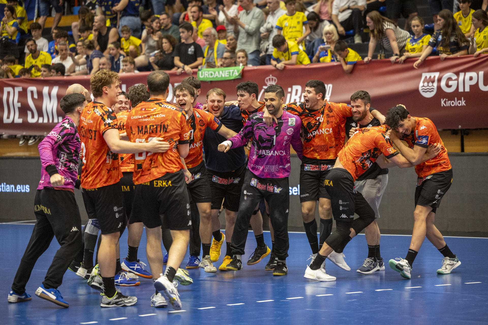 Los jugadores del Ademar León celebran su victoria ante el Bidasoa Irun en la segunda semifinal de la Copa del Rey de balonmano, disputada este sábado en el polideportivo Artaleku de Irun (Gipuzkoa). EFE/Javier Etxezarreta