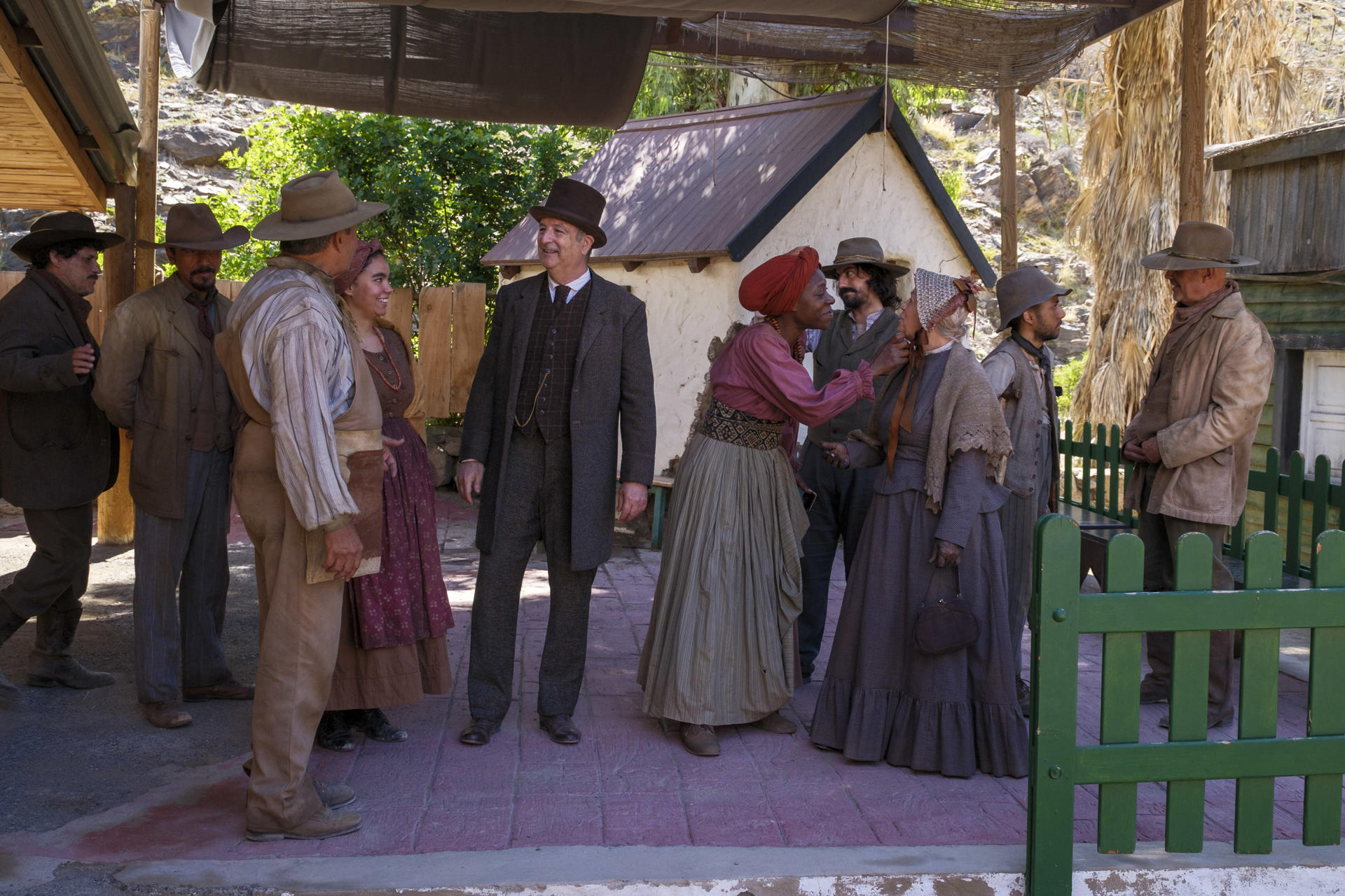 La mujer será el centro del nuevo western 'Trinidad', de los directores José Ortuño y Laura Alvea, una película con Karla Sofía Gascón y Paz Vega al frente del reparto que cuenta una historia de empoderamiento en el que ellas dejan de ser "sujetos pasivos" en este tipo de películas para protagonizarlas. En la imagen, figurantes en un momento del rodaje de la película en el sur de Gran Canaria. EFE/Ángel Medina G.
