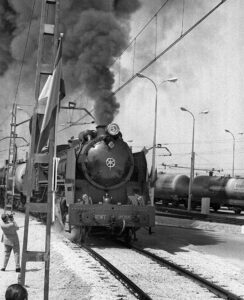 En Vicálvaro el príncipe Juan Carlos apagó el fogón  de la máquina a vapor, tras 127 años de utilización del sistema. EFE/aa