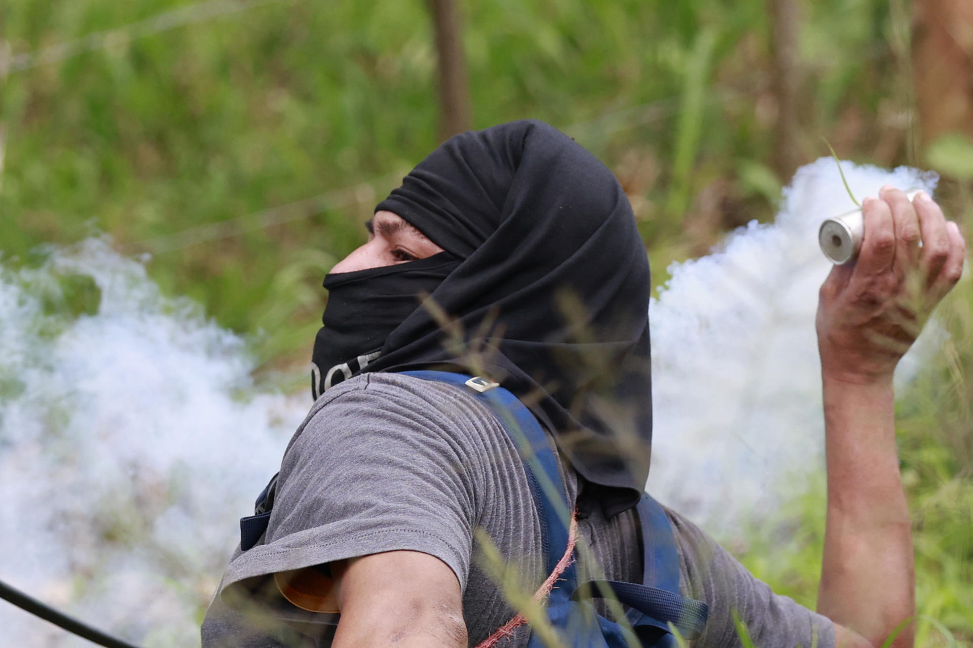 Un manifestante corren al recibir gases lacrimógenos lanzados por agentes de la Unidad de Control de Multitudes (UCM) este 18 de junio de 2025, en Valle de Agua Abajo en la provincia de Bocas del Toro (Panamá). EFE/ Bienvenido Velasco