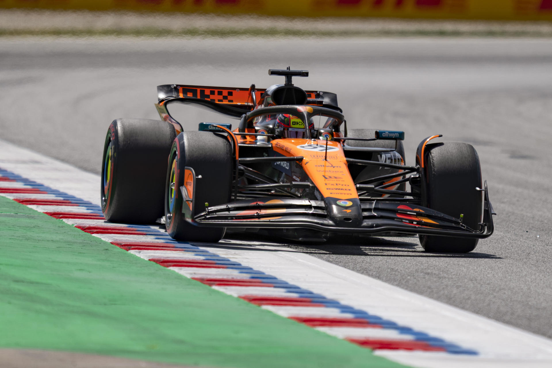 El piloto australiano del equipo McLaren Oscar Piastri, durante el Gran Premio de España de Fórmula Uno, este domingo en el circuito de Barcelona-Cataluña, en Montmeló (Barcelona).- EFE/ Siu Wu
