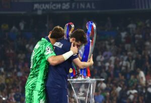 Kvaratskhelia abraza el trofeo de la Liga de Campeones junto a Arnau Tenas. EFE/EPA/ANNA SZILAGYI