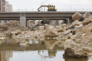 Imagen de archivo de los trabajos del primer puente reconstruido sobre el barranco del Poyo tras la dana del 29 de octubre. EFE/ Kai Forsterling