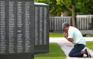 Imagen de archivo de la Piedra Angular de la Paz, un recuerdo a las víctimas de la Batalla de la Segunda Guerra Mundial de Okinawa y con los nombres de más de 240.000 personas grabadas en ella en Itoman, isla de Okinawa. EFE/HITOSHI MAESHIRO