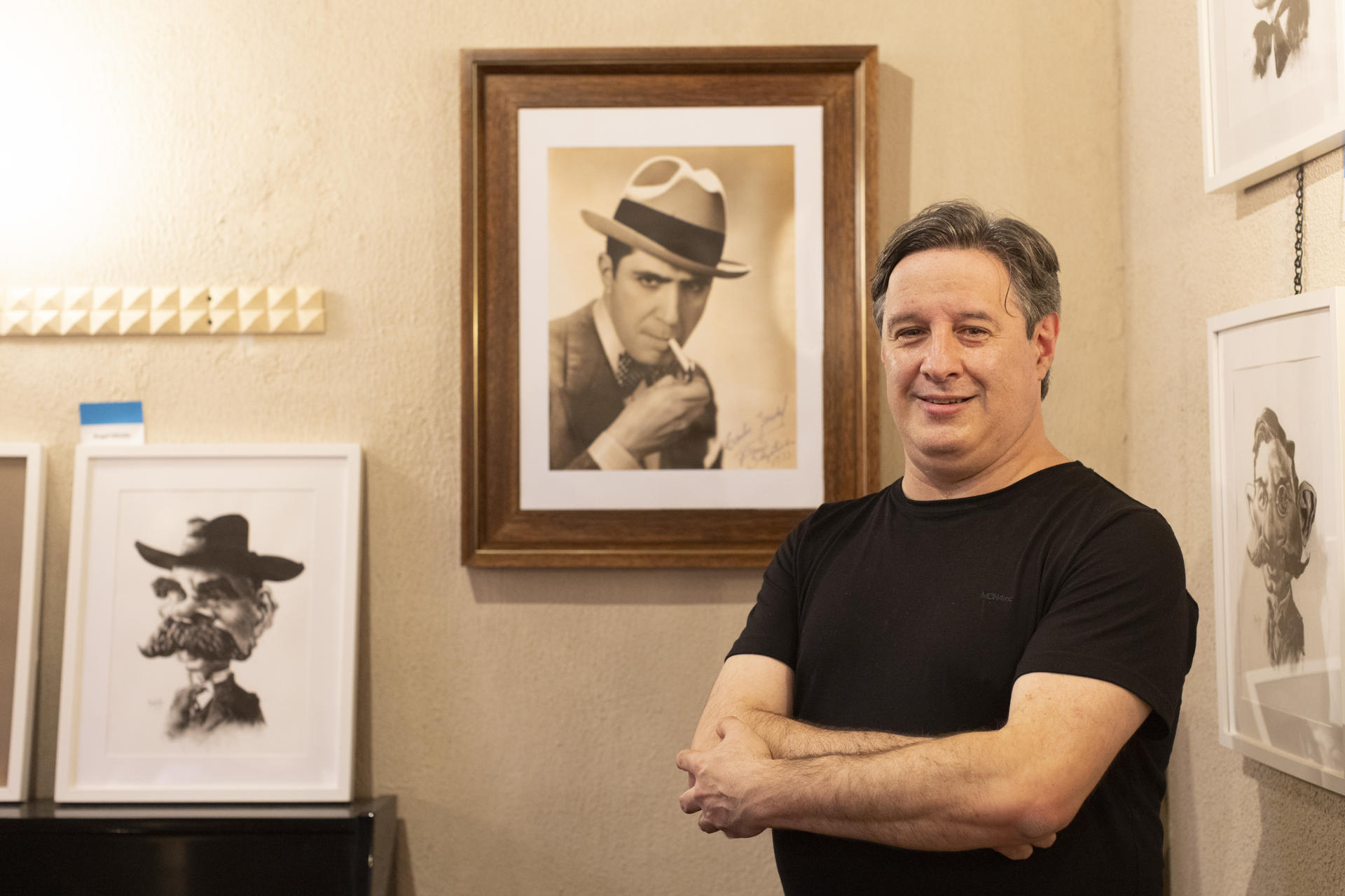 El músico argentino Leonardo Pastore homenajeará a Carlos Gardel el próximo 30 de junio en el Teatre Goya coincidiendo con el centenario de su primera actuación en Barcelona, en un espectáculo en el que sonarán los arreglos originales para las grabaciones del cantante de tangos en Nueva York y una guitarra que le perteneció. EFE/Marta Pérez