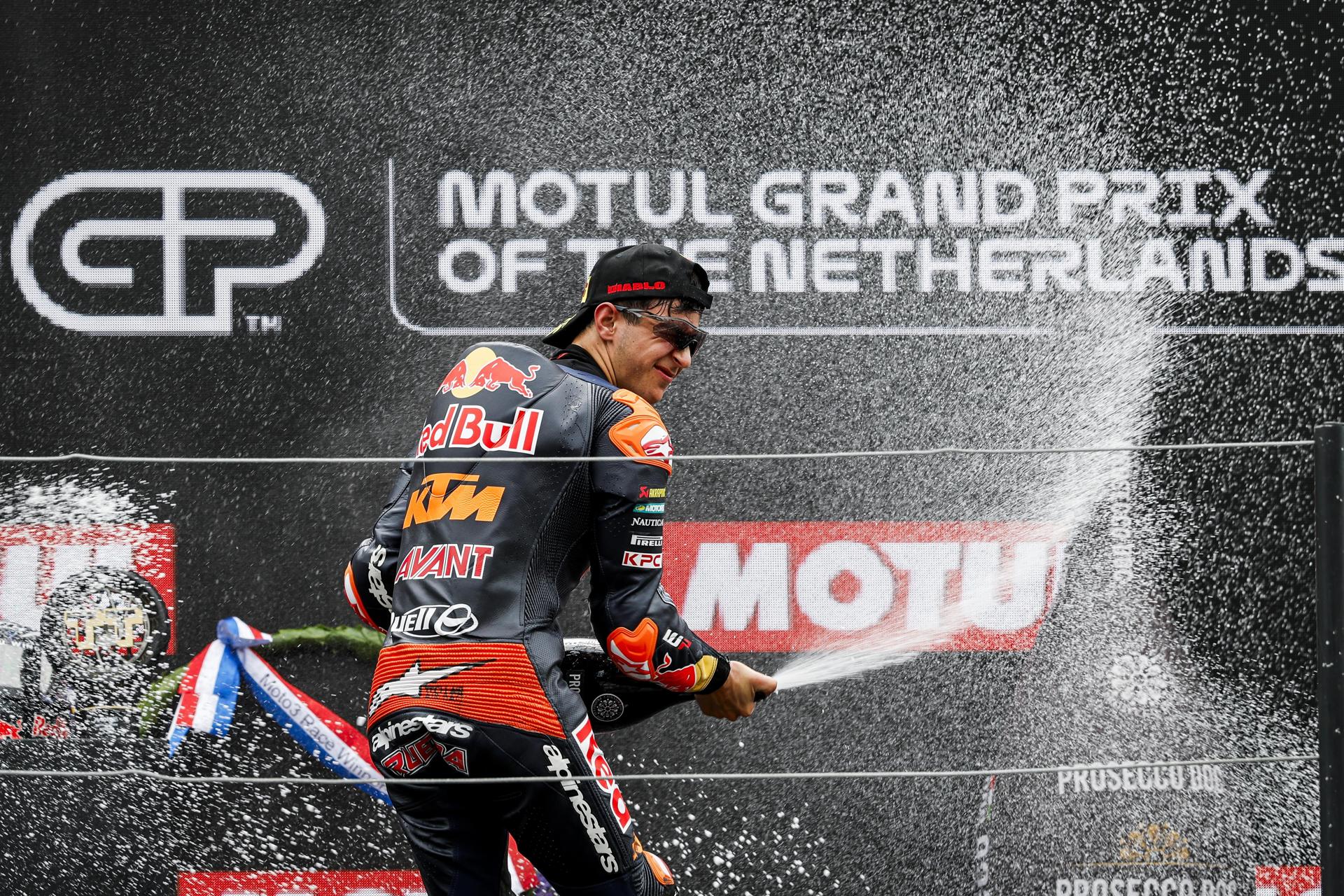 El español Jose Antonio Rueda, de KTM, celebra en el podio de la carrera de Moto3 en la 100ª Edición del TT de Motociclismo de Assen, Países Bajos. EFE/EPA/VINCENT JANNINK