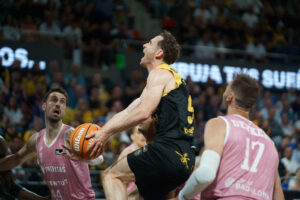 El base de La Laguna Tenerife Marcelinho Huertas (c) y los jugadores del Joventut de Badalona Sam Dekker (d) y Ante Tomic (i) durante el primer partido de la eliminatoria de cuartos de final de la Liga Endesa que se disputó este lunes en el pabellón Santiago Martín de La Laguna (Tenerife) EFE/Ramón de la Rocha