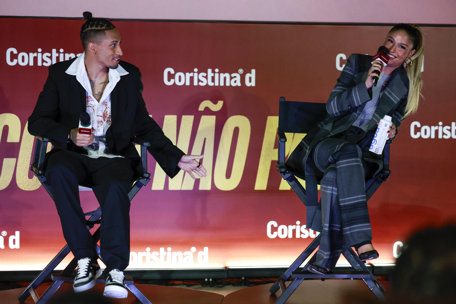 El delantero brasileño del FC Barcelona Raphinha, habla junto a su esposa, Natalia Belloli, durante un evento en São Paulo (Brasil). EFE/Sebastiao Moreira