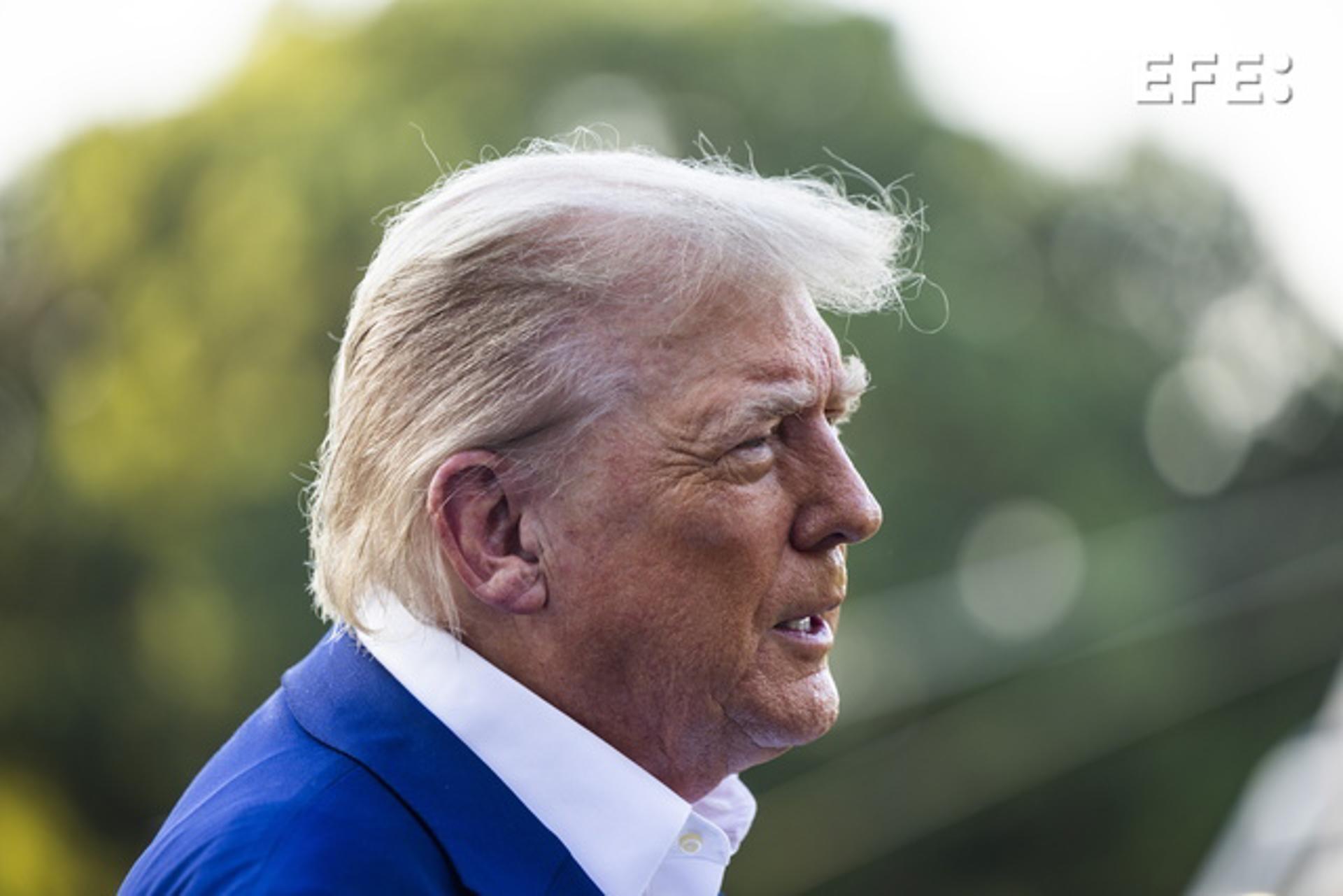 El presidente estadounidense, Donald Trump, antes de partir para la cumbre de la OTAN. EFE/EPA/JIM LO SCALZO