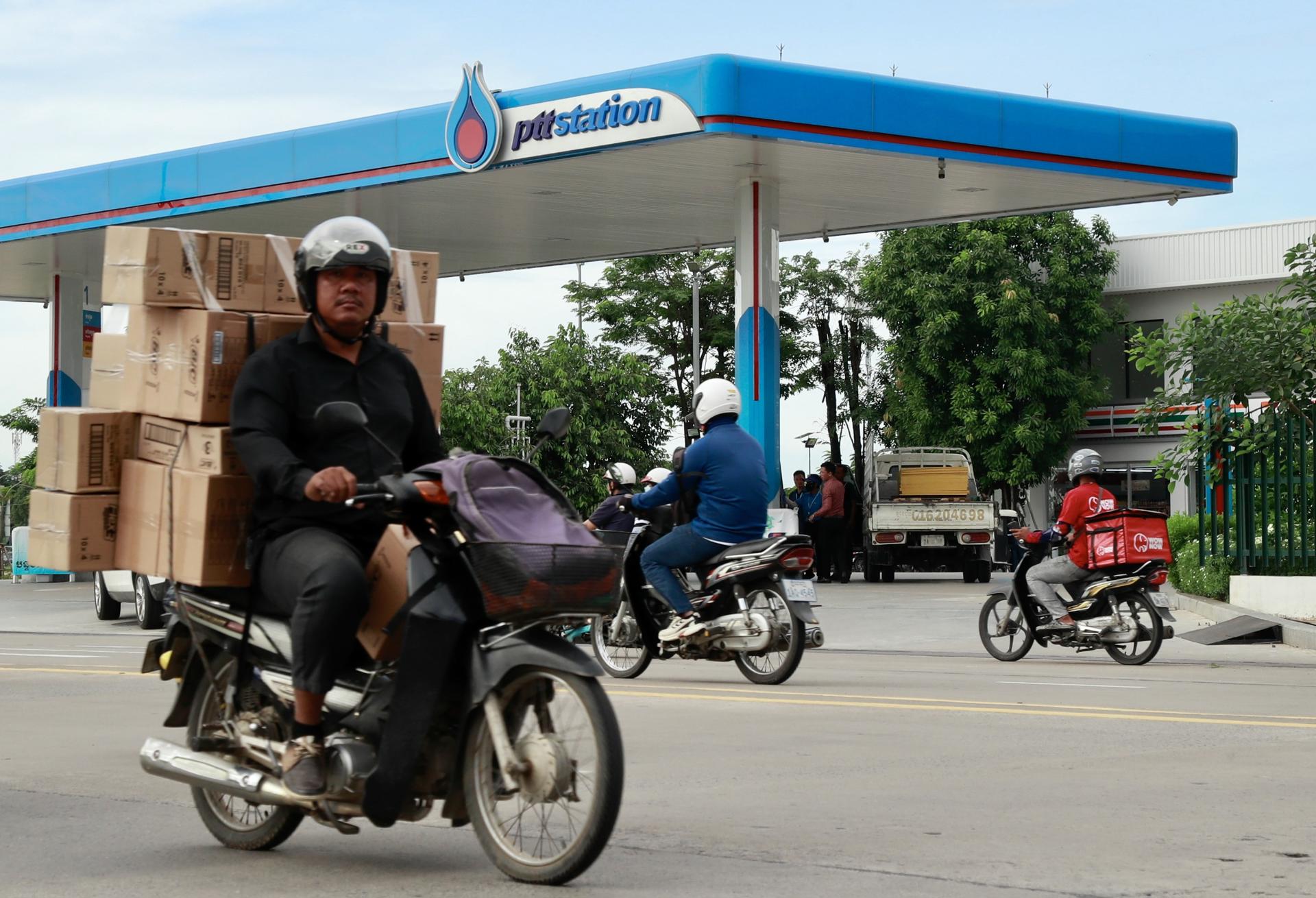 Un grupo de camboyanos circulan en moto cerca de una gasolinera de Nom Pen.
EFE/EPA/KITH SEREY