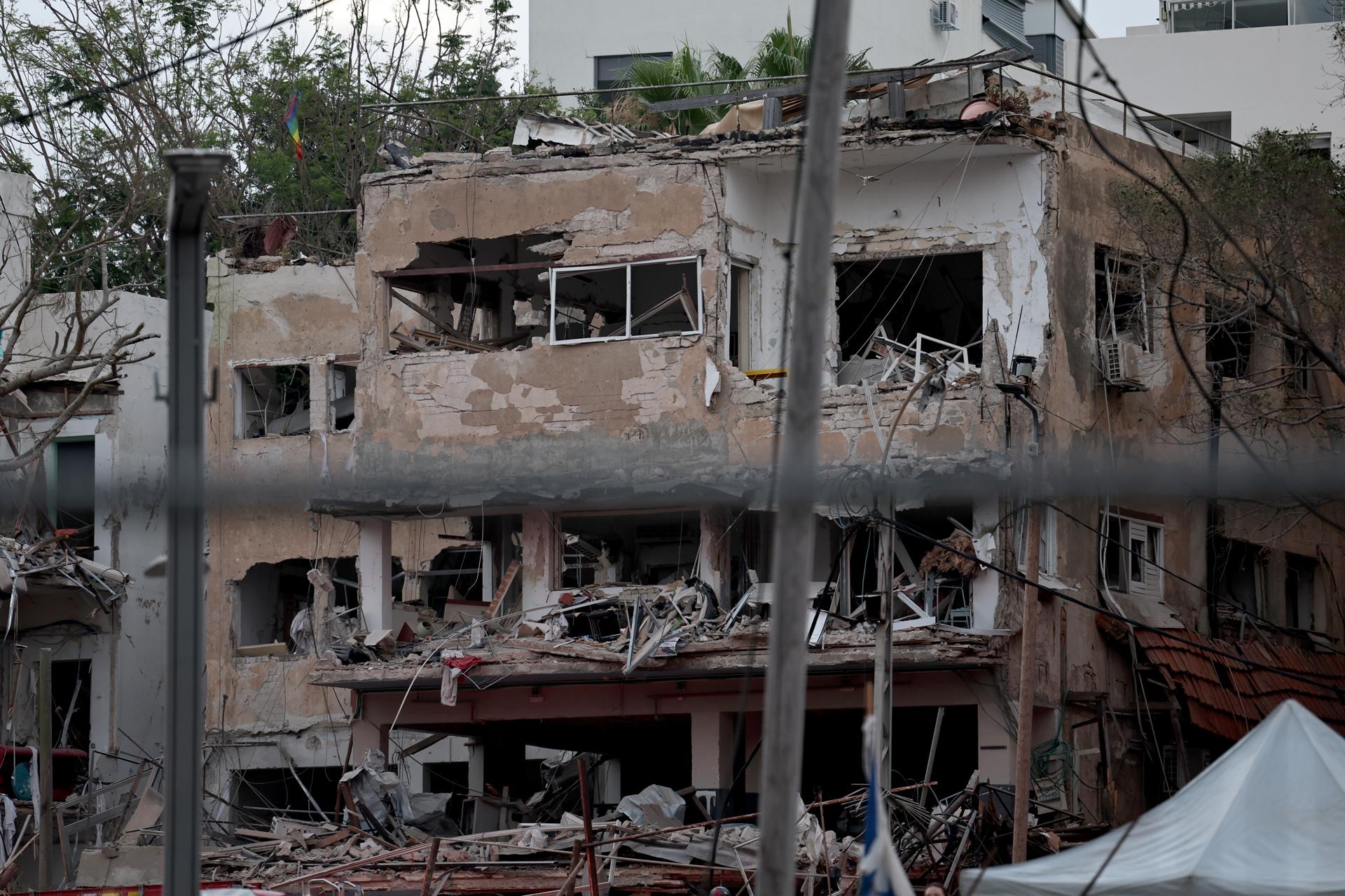 Vista de edificios destruidos alcanzados por misiles balísticos iraníes en Tel Aviv, Israel, 16 de junio de 2025. 
EFE/EPA/ATEF SAFADI