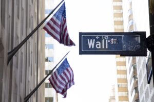 Fotografía de archivo de una pantalla de Wall Street cerca de la Bolsa de Nueva York en Nueva York, Nueva York, EE. UU. EFE/JUSTIN LANE