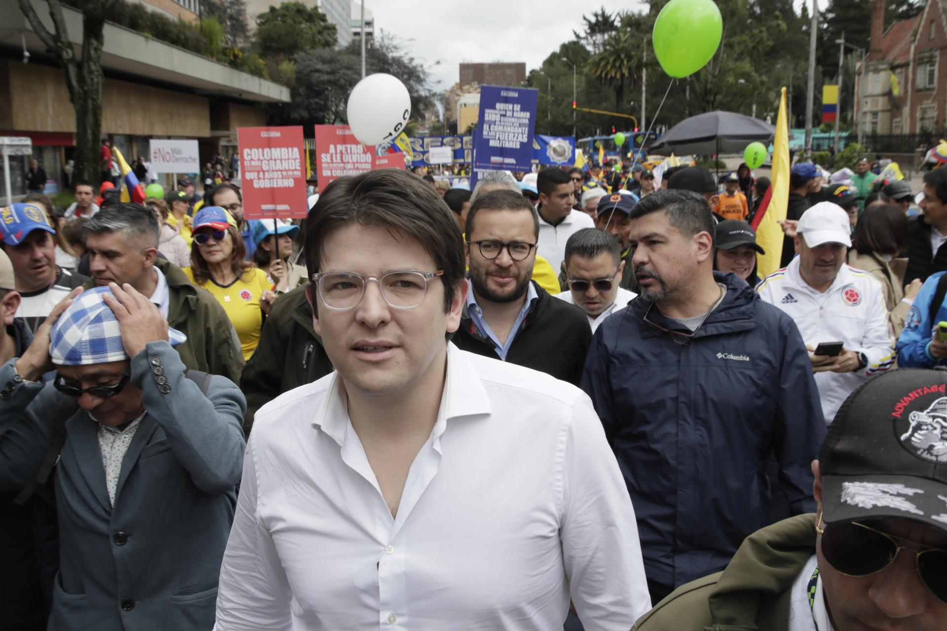 El candidato presidencial del partido de derecha Centro Democrático, Miguel Uribe (c), en Bogotá (Colombia), en una fotografía de archivo. EFE/Carlos Ortega