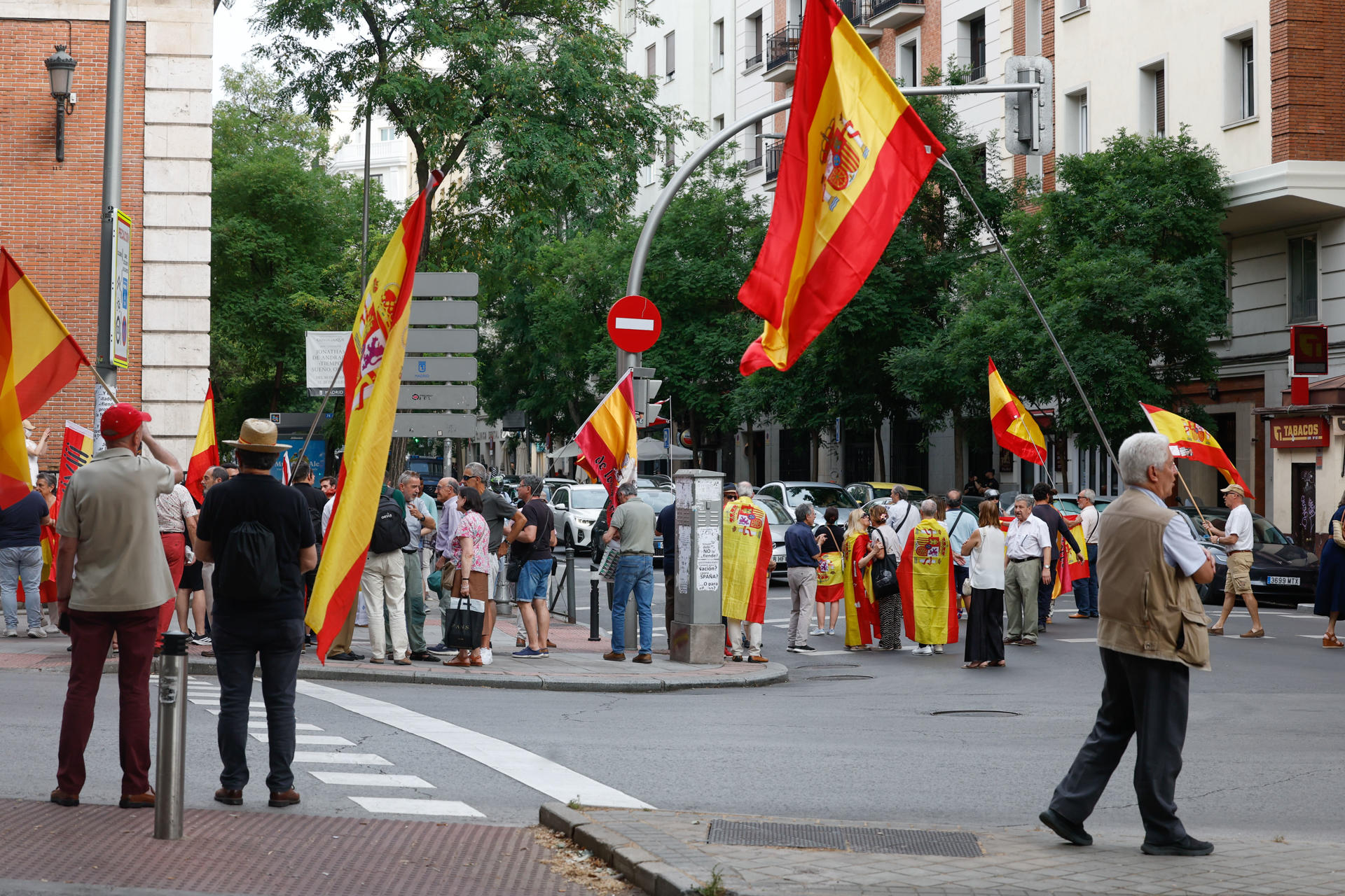 Nuevas protestas en la madrileña calle de Ferraz, frente a la sede nacional del PSOE, para exigir la salida del presidente del Gobierno, Pedro Sánchez. EFE/J.P.Gandul
